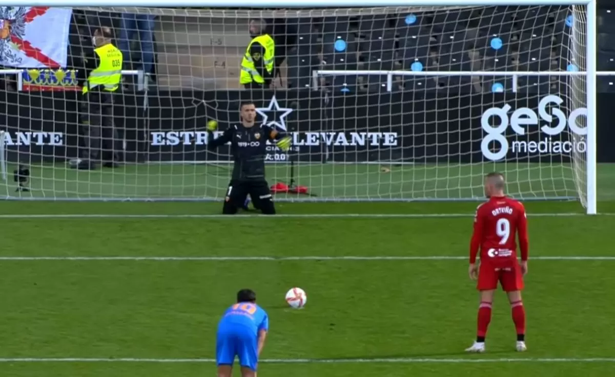 Вратар реши да пази дузпа на колене... какво се случи? (ВИДЕО)