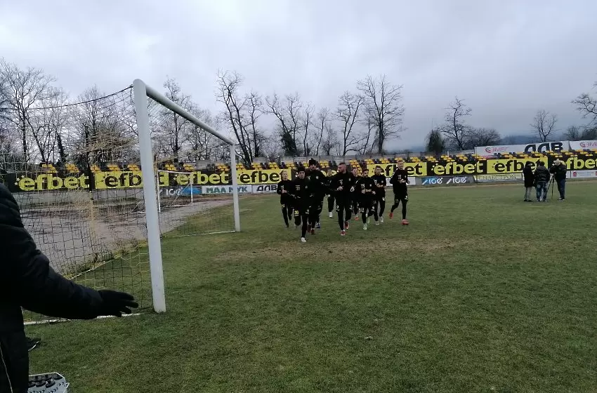 СНИМКИ: minyor-pernik.bg