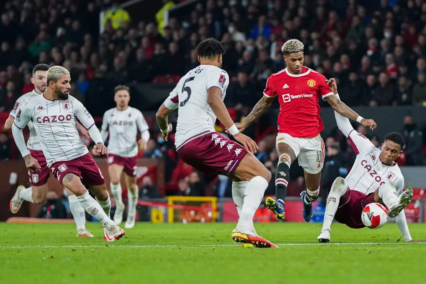 Обмислят нови мерки в Англия, антиваксъри няма да могат да играят