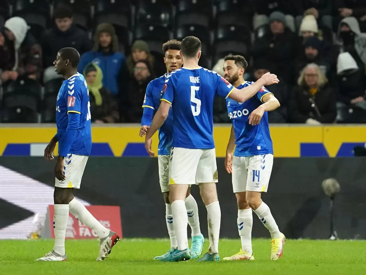 Мошири продава Евертън на загуба?