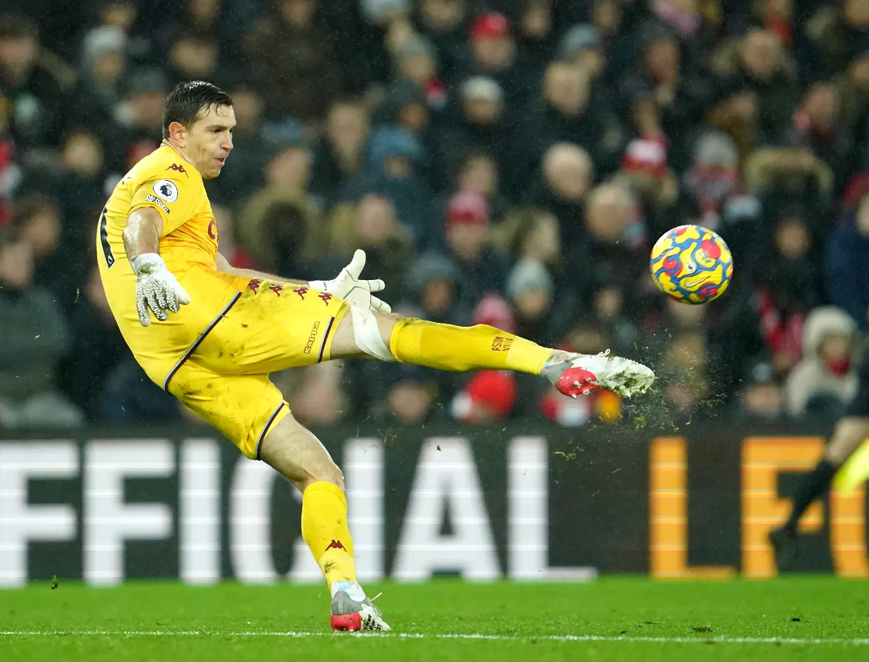 Астън Вила задържа една от звездите си до 2027