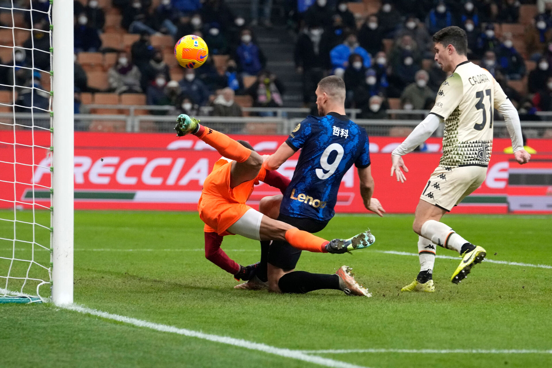 Интер се измъчи срещу Венеция, но взе важни три точки (ВИДЕО)