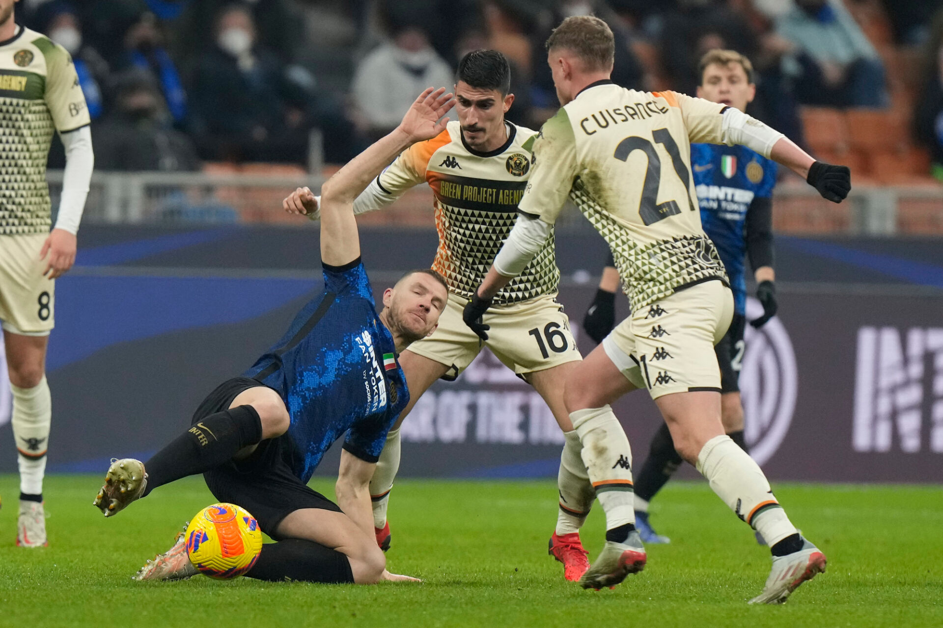 Интер се измъчи срещу Венеция, но взе важни три точки (ВИДЕО)