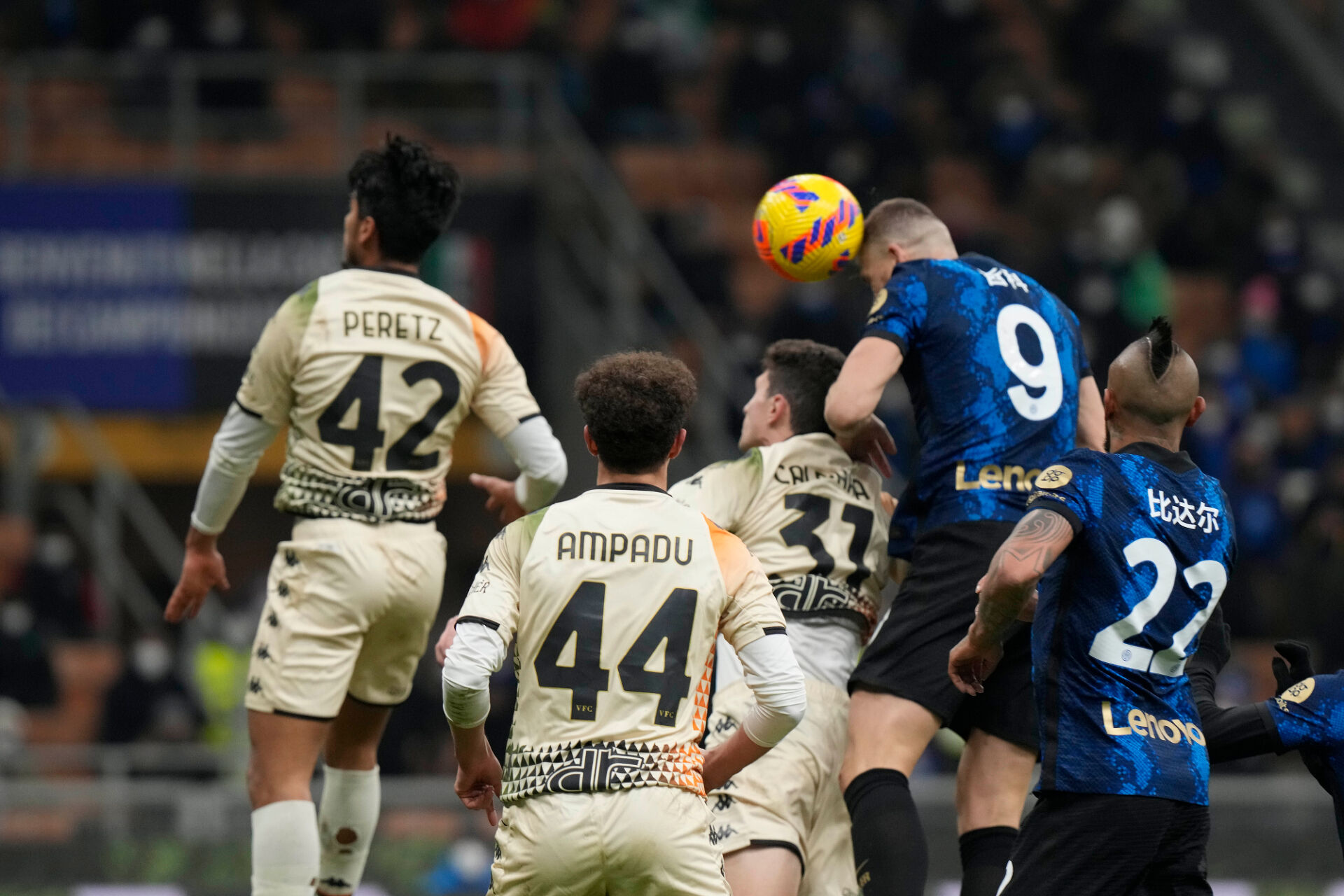 Интер се измъчи срещу Венеция, но взе важни три точки (ВИДЕО)