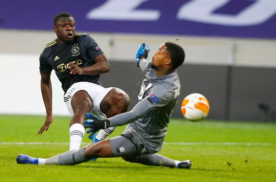 Контузен младок от Аякс вкара гол на един крак (ВИДЕО)