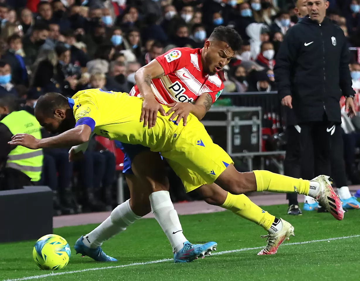 Скучно равенство и червен картон в андалусийско дерби на дъното