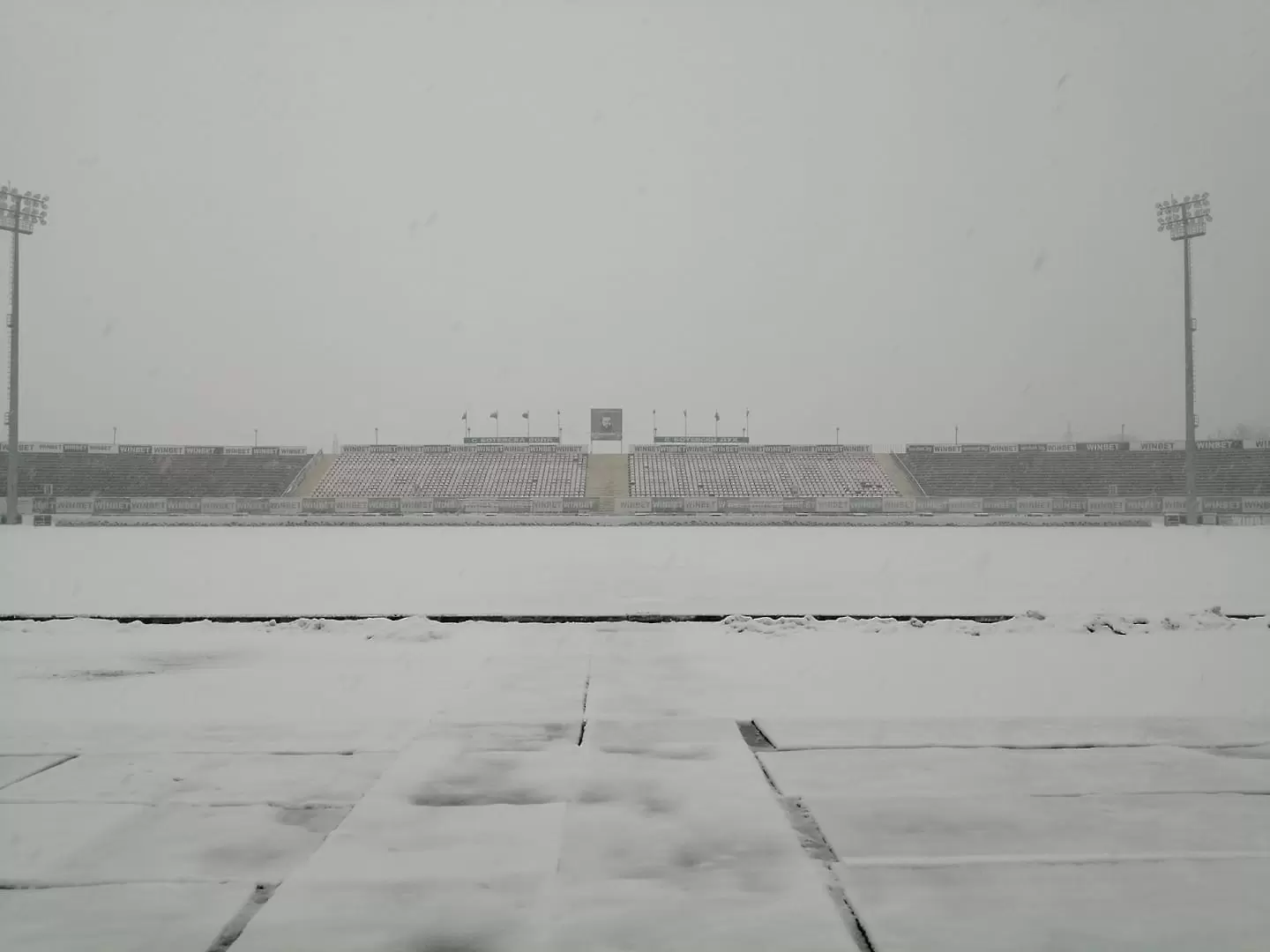 Тежки условия за Ботев Вр – Лудогорец, домакините почистват терена от сняг