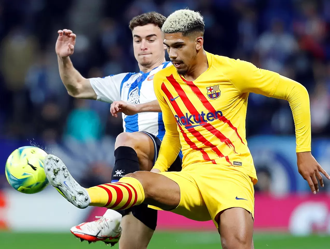 Барселона иска да поднови договорите на Гави и Роналд Араухо до края на месеца