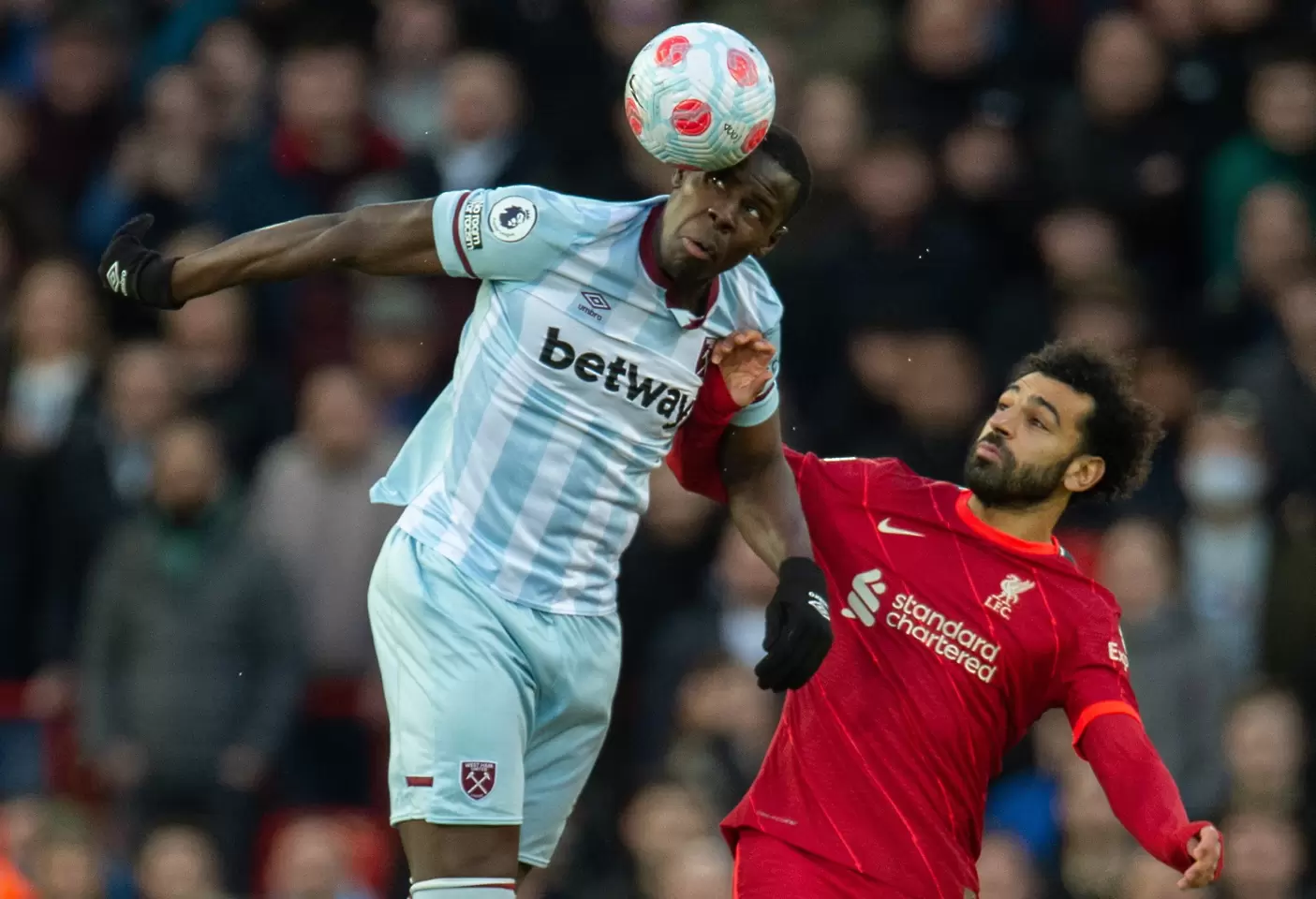 Феновете на Ливърпул не пощадиха ритащия котки Зума