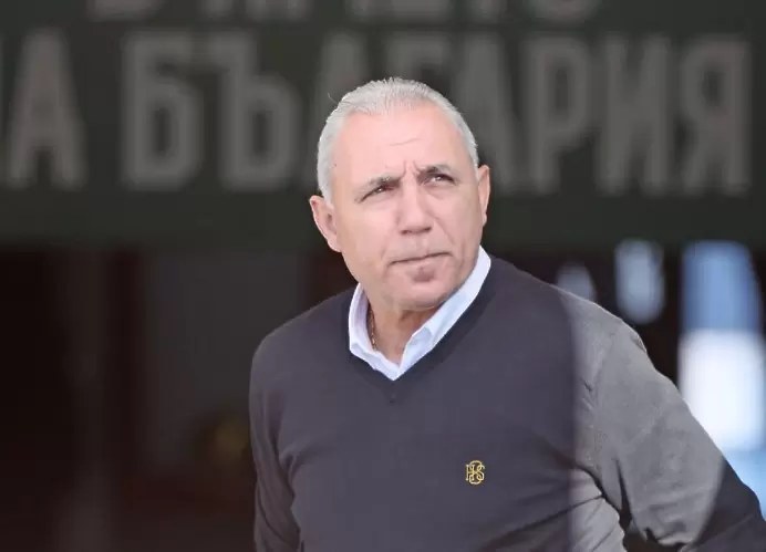 Стоичков награди Роналдиньо за приемането му в Залата на славата