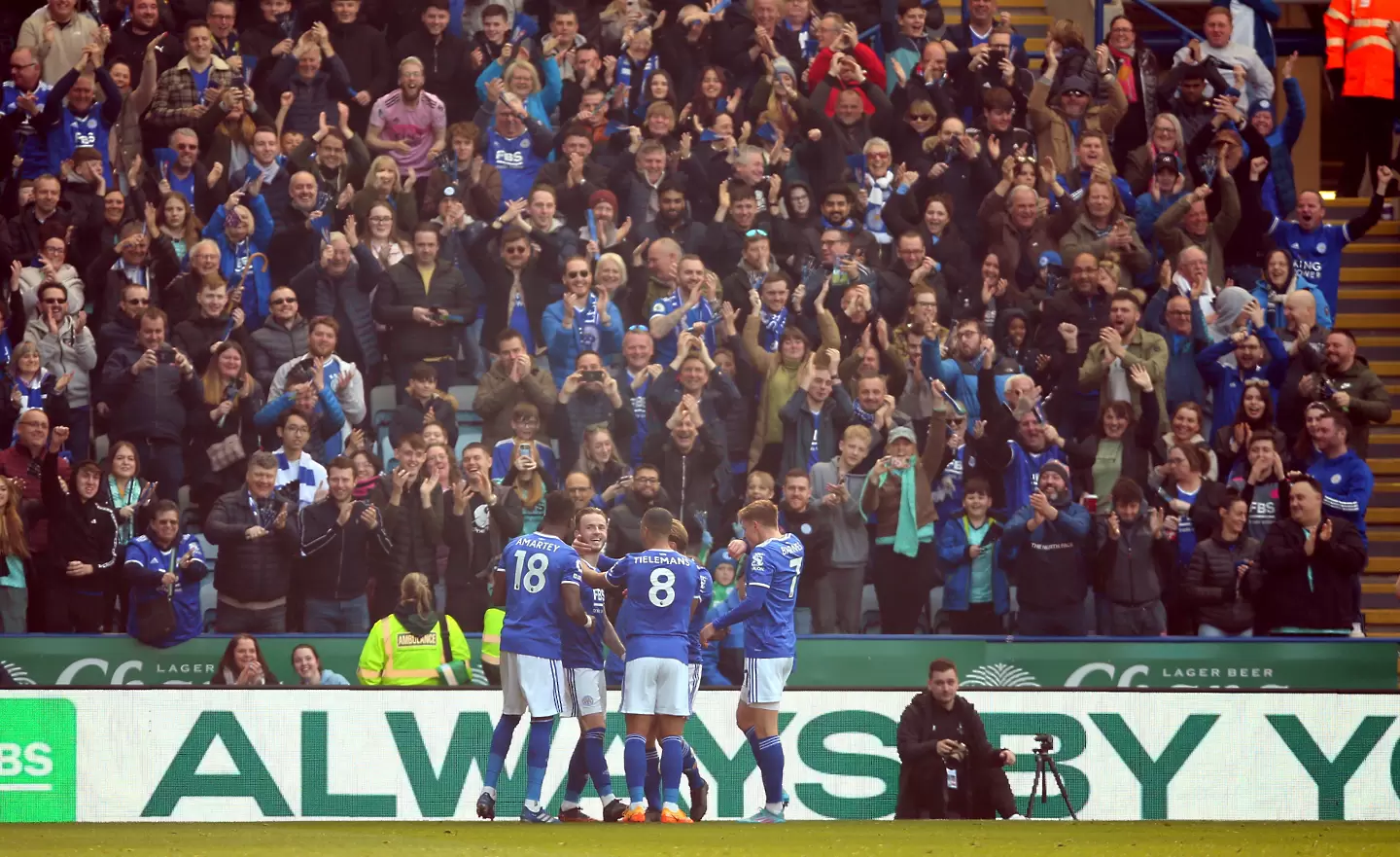 Лестър се върна към победите