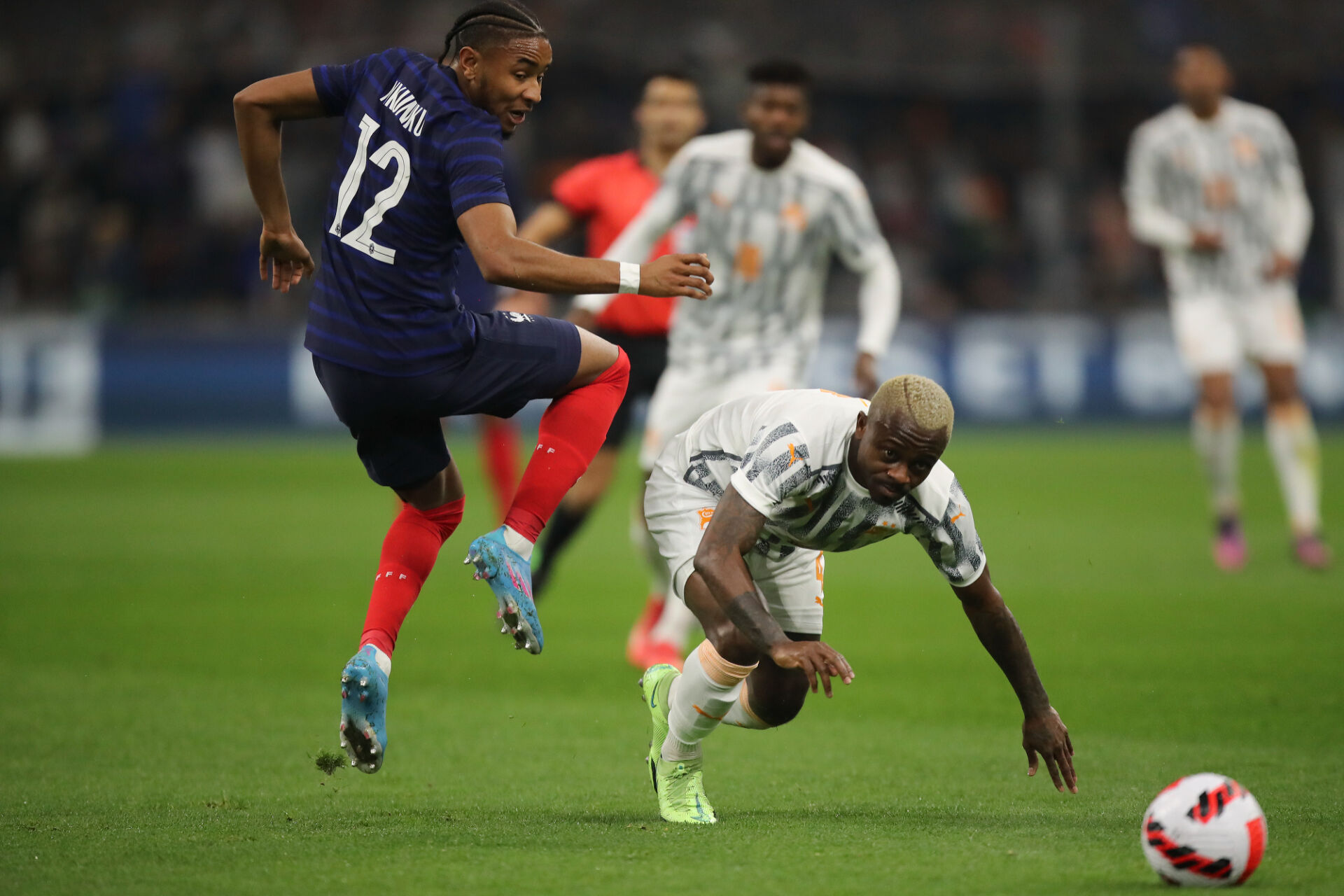 Франция надви трудно Кот д‘Ивоар с гол на Чуамени в добавеното време