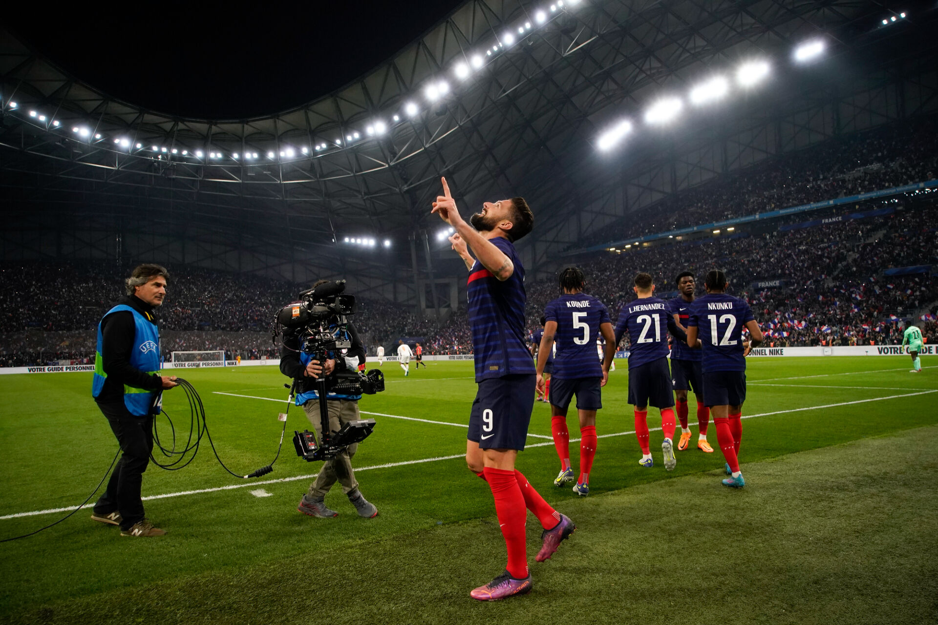 Франция надви трудно Кот д‘Ивоар с гол на Чуамени в добавеното време