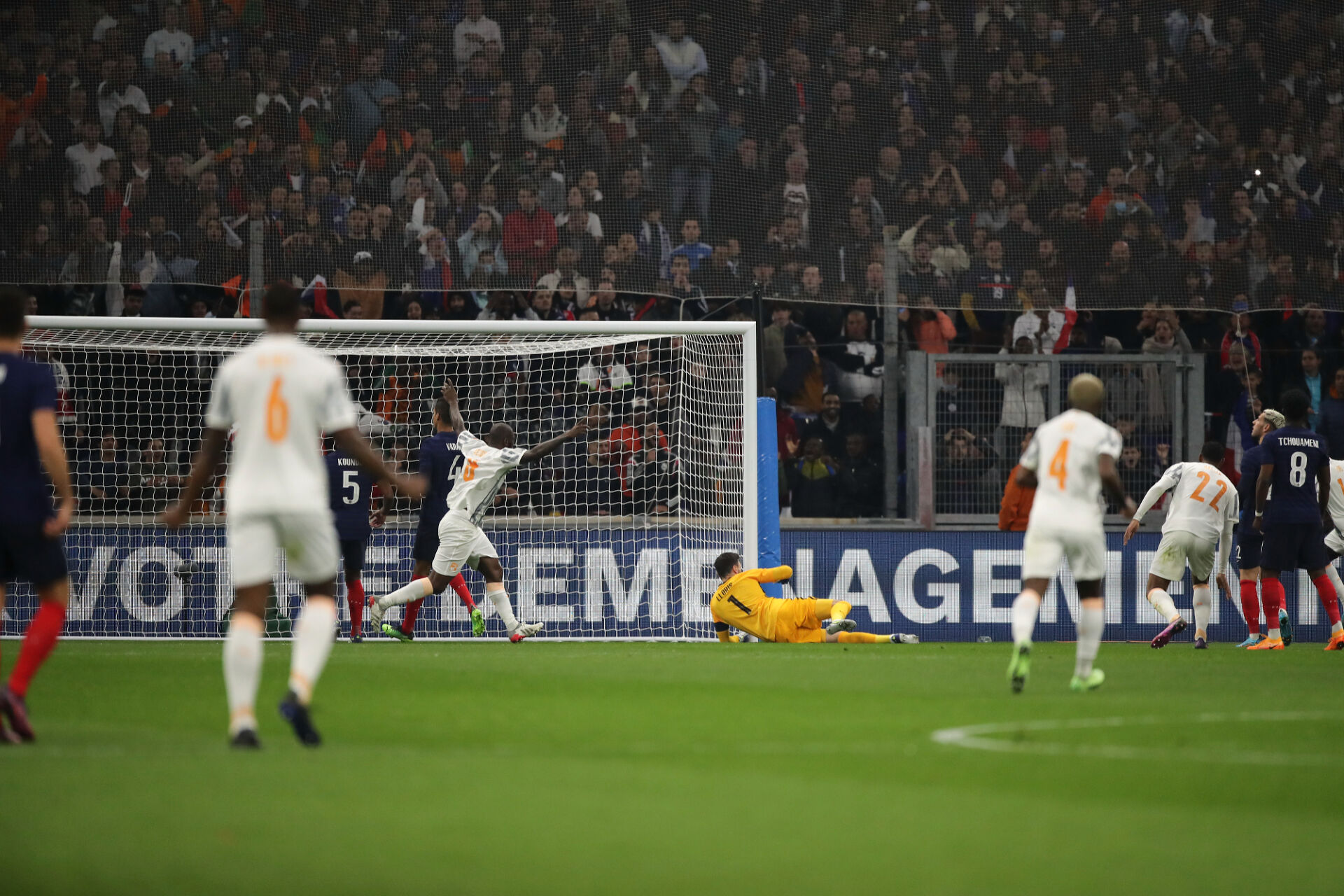 Франция надви трудно Кот д‘Ивоар с гол на Чуамени в добавеното време