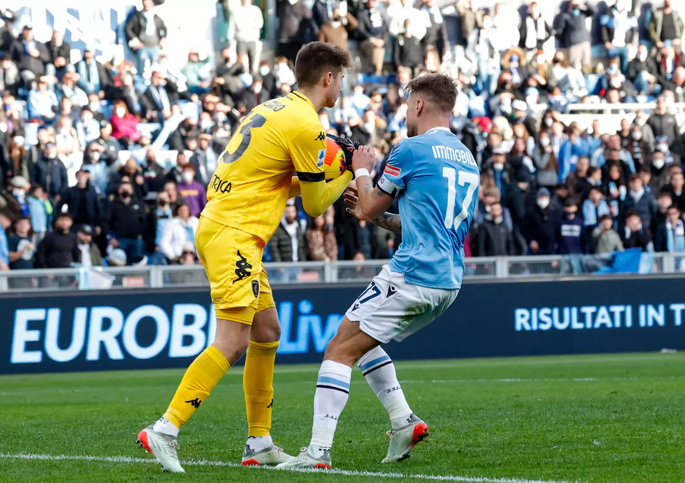 Вратар от Серия А приюти украинско семейство