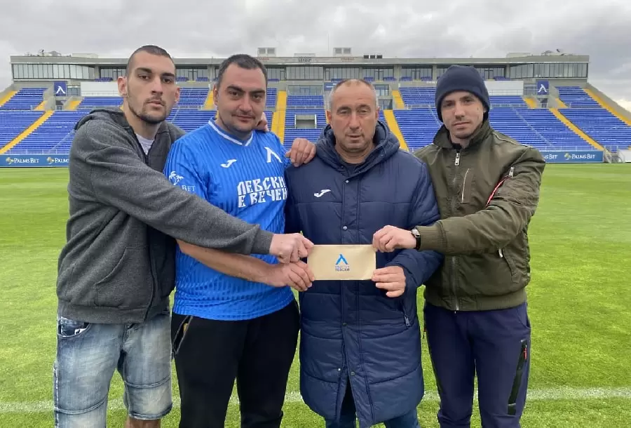 Сини фенове платиха глобата на Мъри Стоилов, той дари парите на Левски