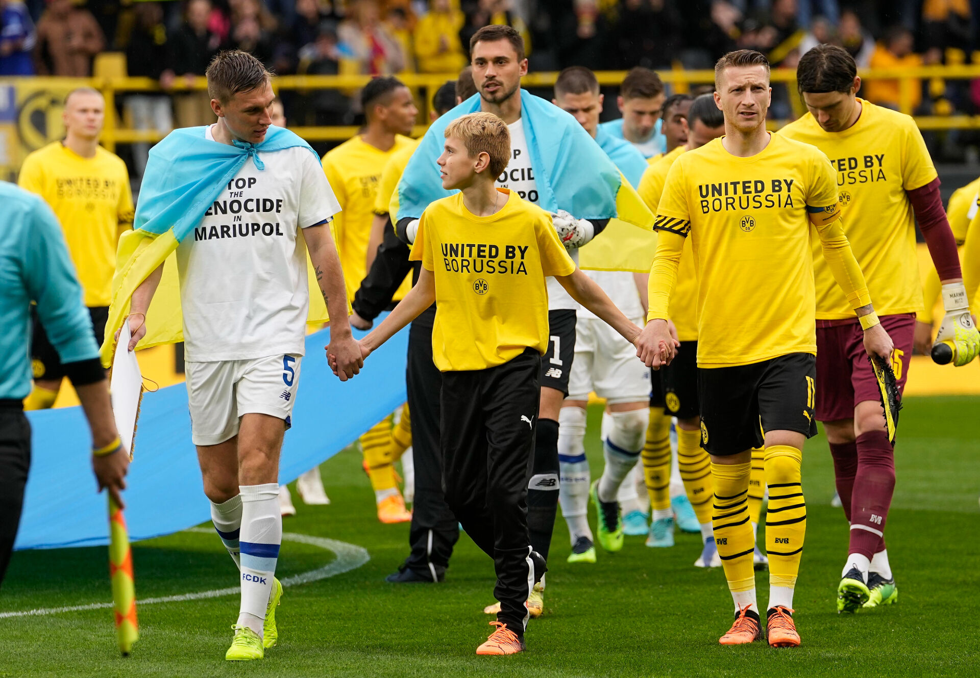 Борусия Дортмунд и Динамо Киев играха благотворителен мач за Украйна