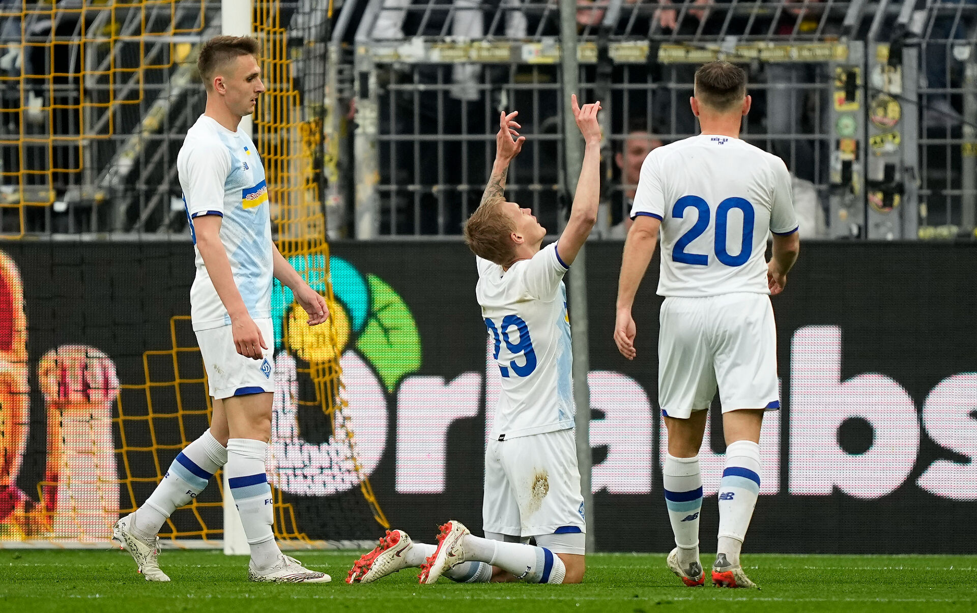 Борусия Дортмунд и Динамо Киев играха благотворителен мач за Украйна