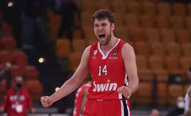 Везенков с дабъл-дабъл при нова победа на Олимпиакос в плейофите