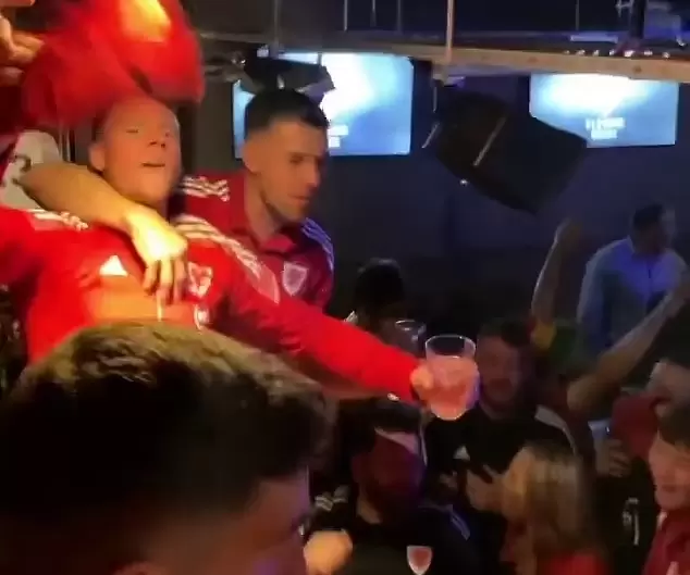 Купонът на Уелс бе в бара на Гарет Бейл