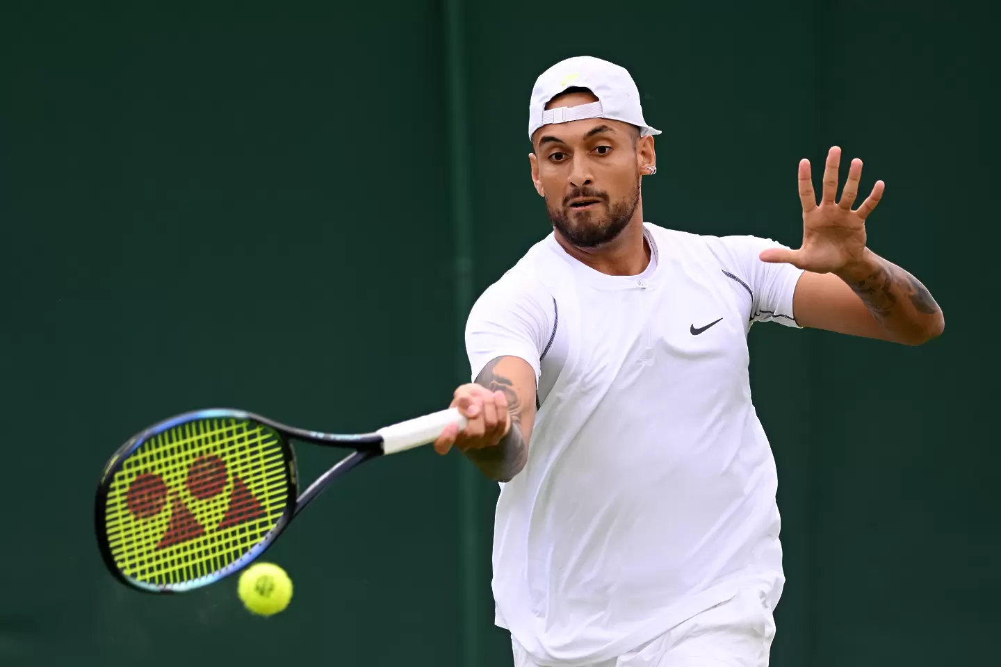 Докато похапва суши, Кириос призна, че се е изплюл по посока на "неуважителен" фен