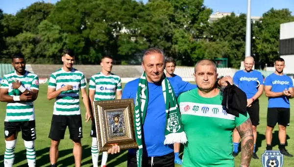 Подариха на Илиан Илиев икона и торта за рождения му ден
