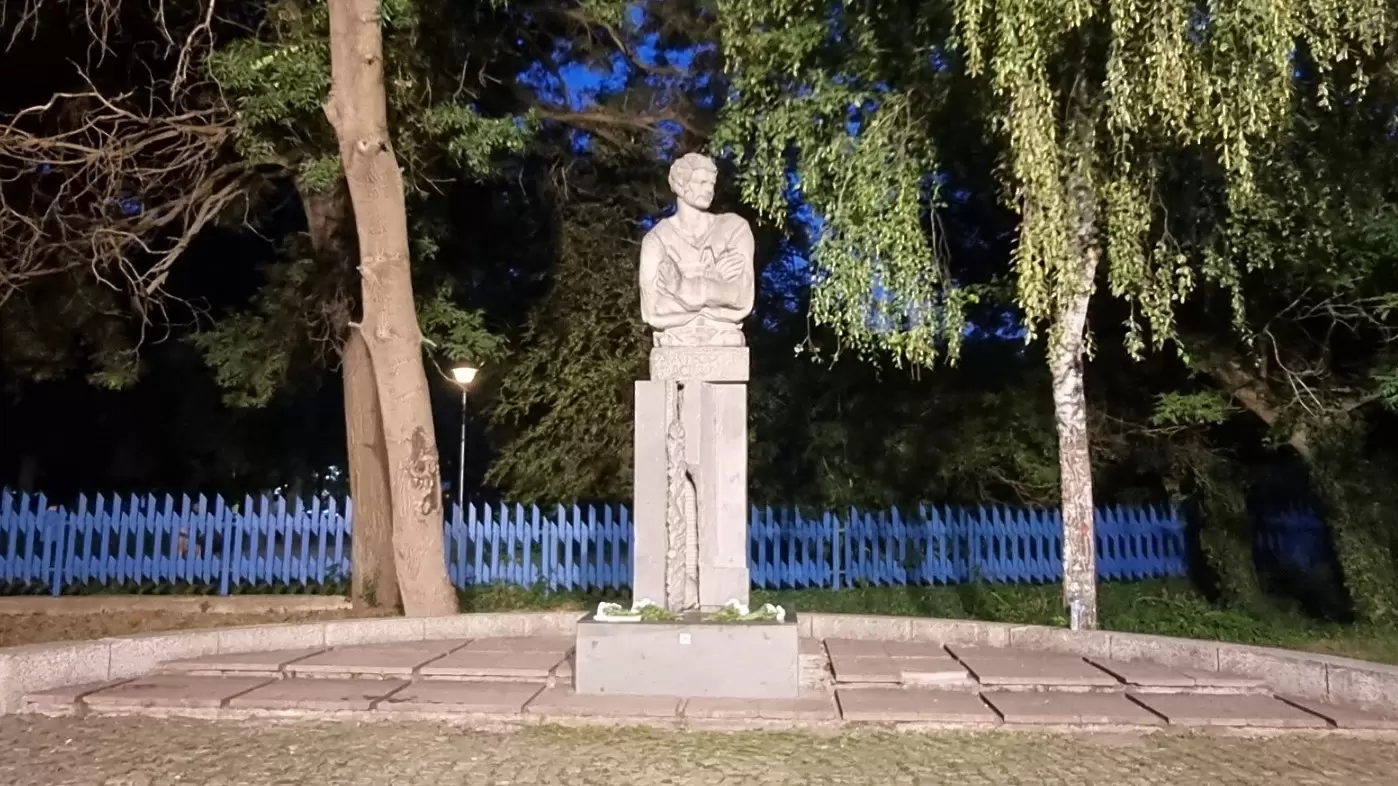 Поставиха осветление на паметника на Гунди