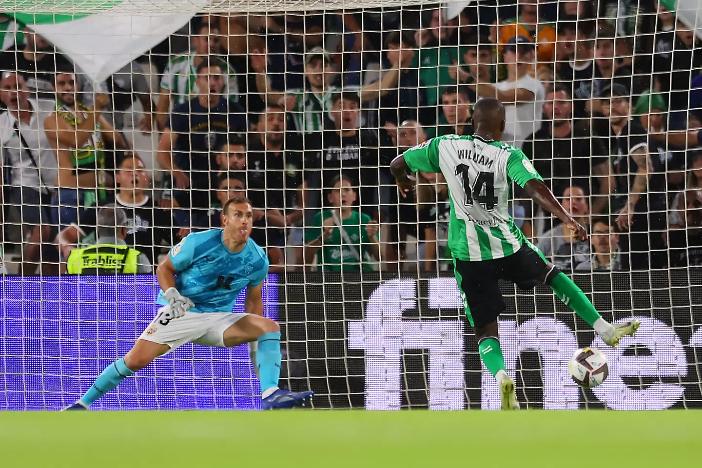 Два гола за пет минути донесоха победата на Бетис срещу Алмерия (ВИДЕО)