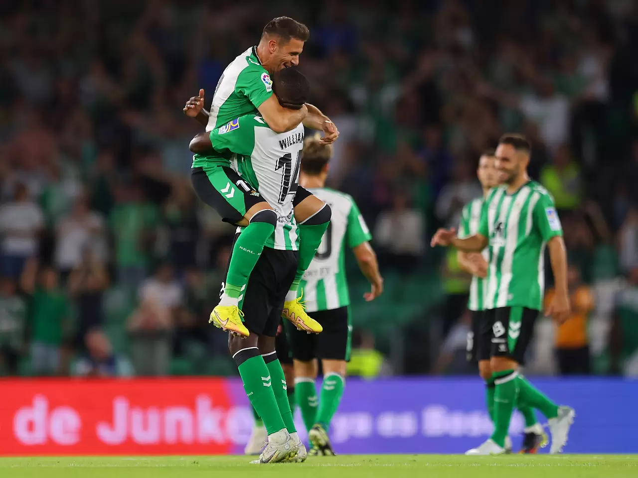 Два гола за пет минути донесоха победата на Бетис срещу Алмерия (ВИДЕО)