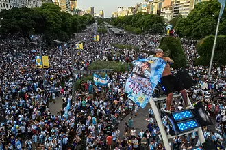 Полицията В Буенос Айрес използва сълзотворен газ срещу празнуващите фенове