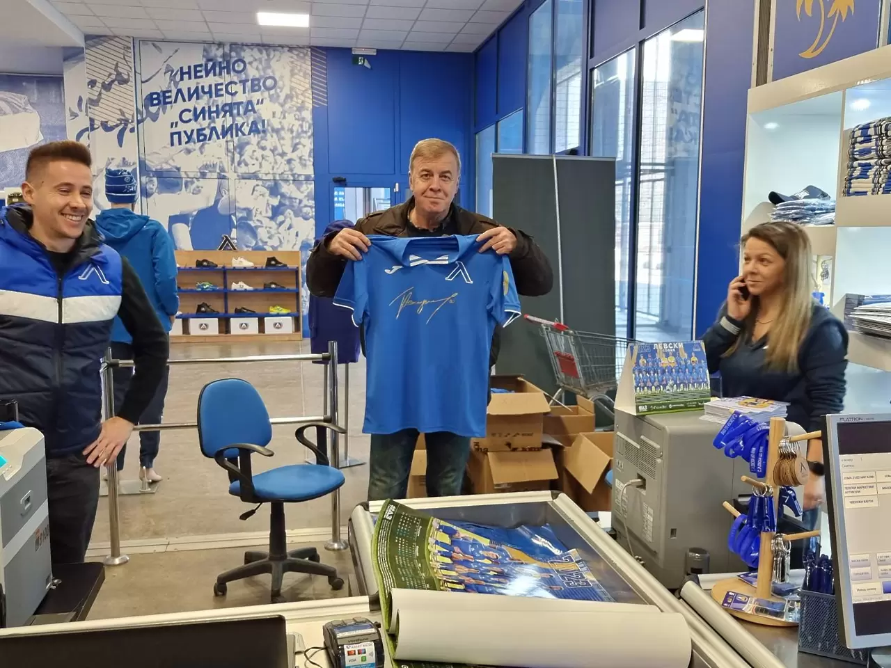 Пуснаха в продажба специалните фланелки на Левски, Сираков помага в магазина (ВИДЕО)
