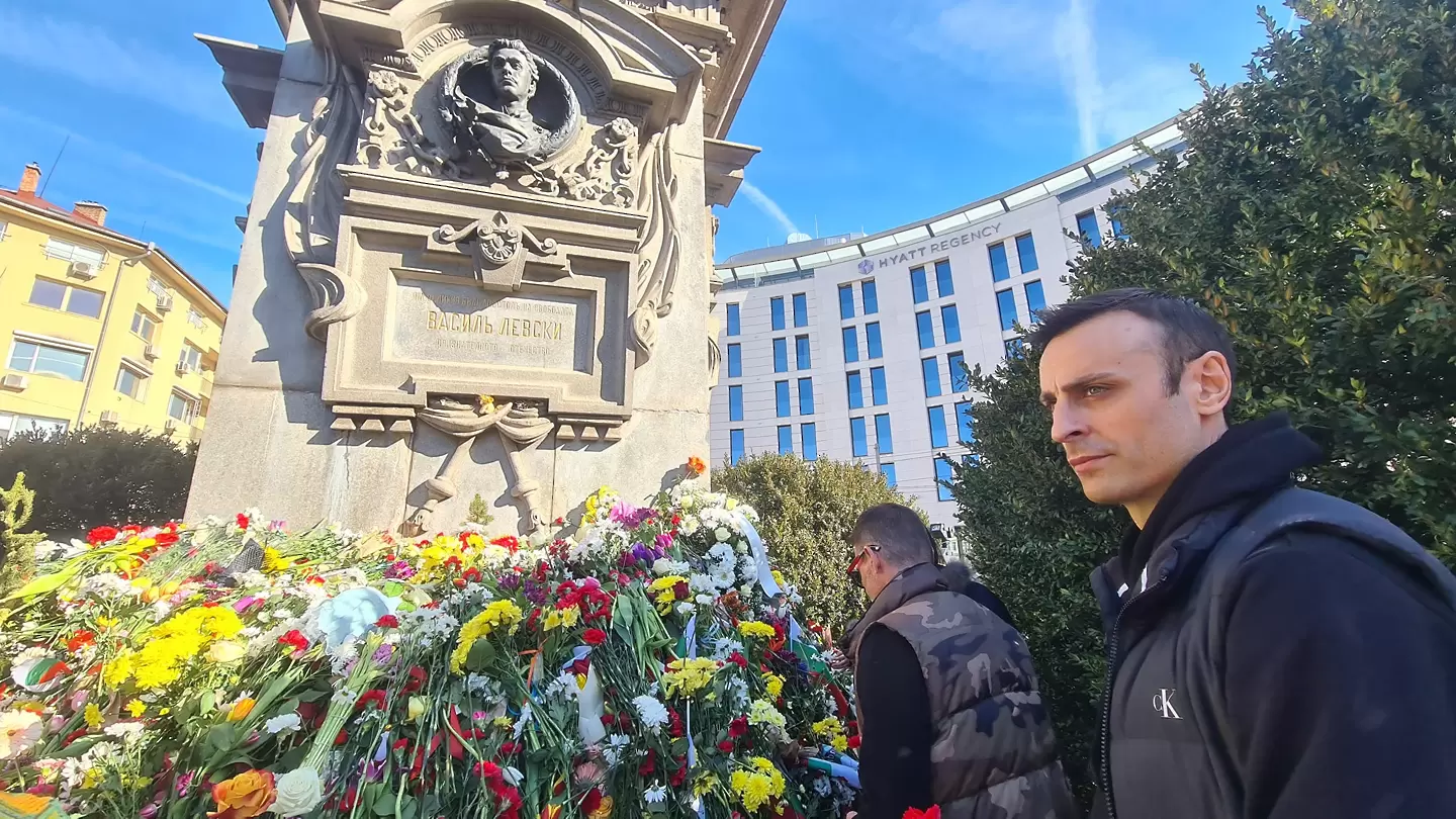 Димитър Бербатов поднесе цветя пред паметника на Апостола