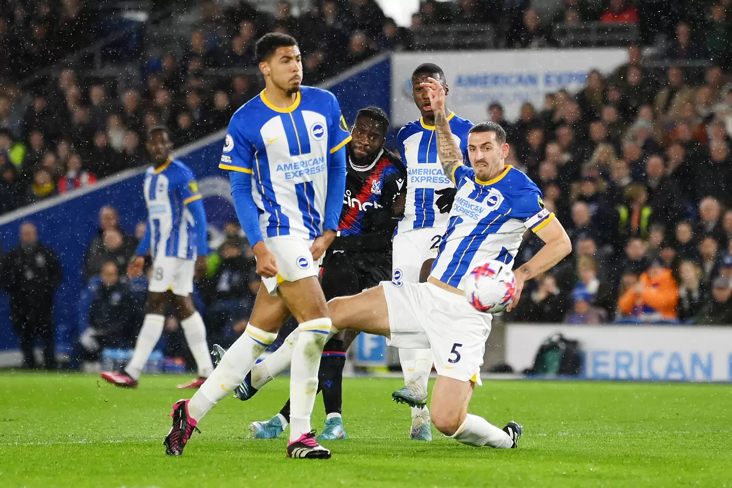 ‘‘Чайките‘‘ издебнаха Палас в тъмнината, Брентфорд прескочи най-ниската летва