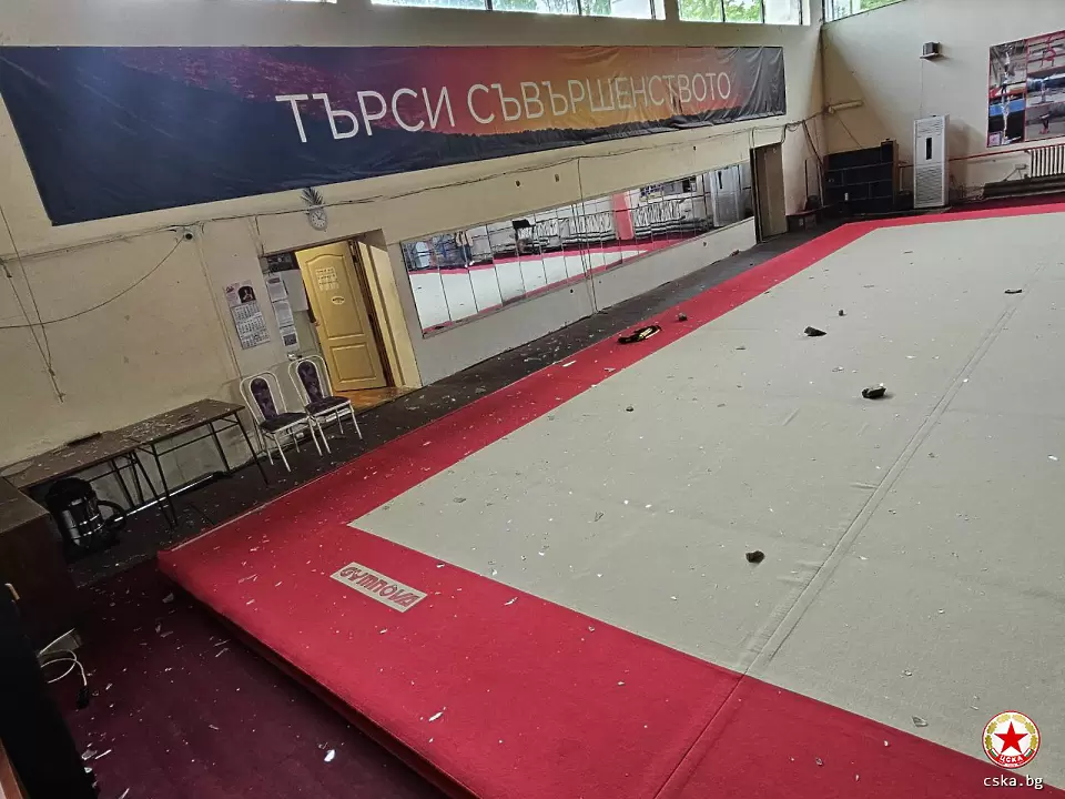 Вандали изпотрошиха залата на ЦСКА по акробатика (СНИМКИ)