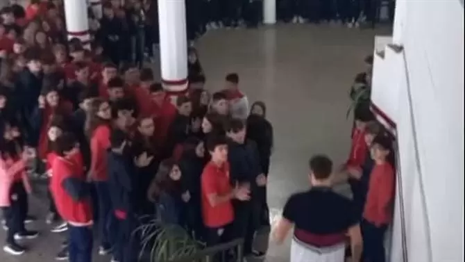 Вкара първия си гол като професионалист и обра овациите в училище (ВИДЕО)