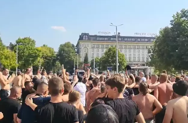 Феновете на Локомотив Пловдив загряха за дербито с шествие (ВИДЕО)