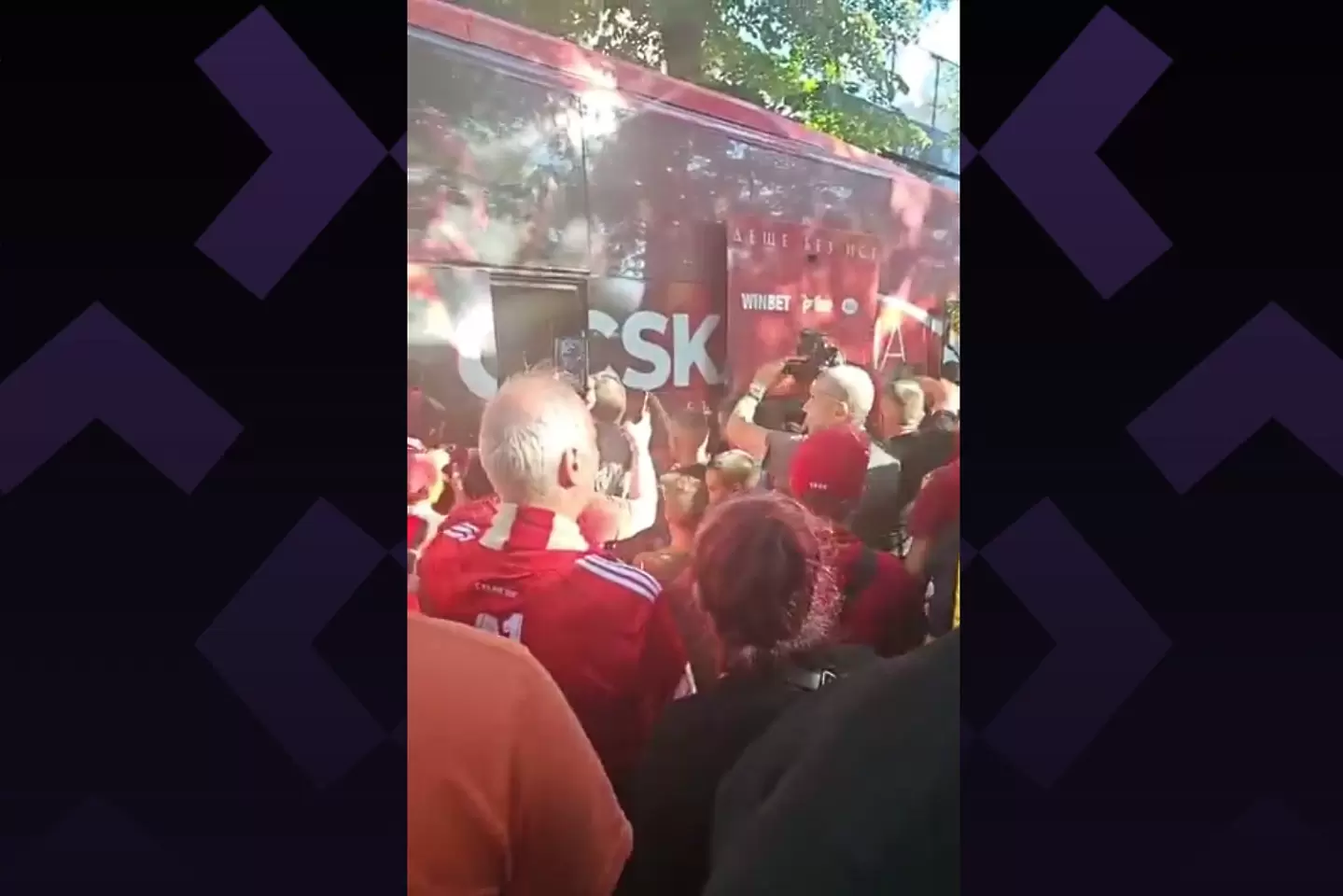 ‘’Червени‘‘ фенове спретнаха наелектризиращо посрещане на автобуса на ЦСКА (ВИДЕО)