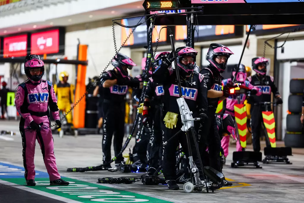 Трент Александър-Арнолд, Хуан Мата, Александър Зверев и Антъни Джошуа влязоха във Формула 1