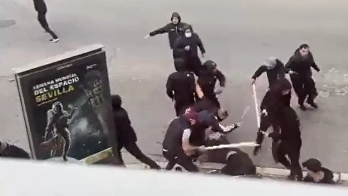 В Испания – хулигани размазаха с бухалки паднал фен (ВИДЕО 18+)