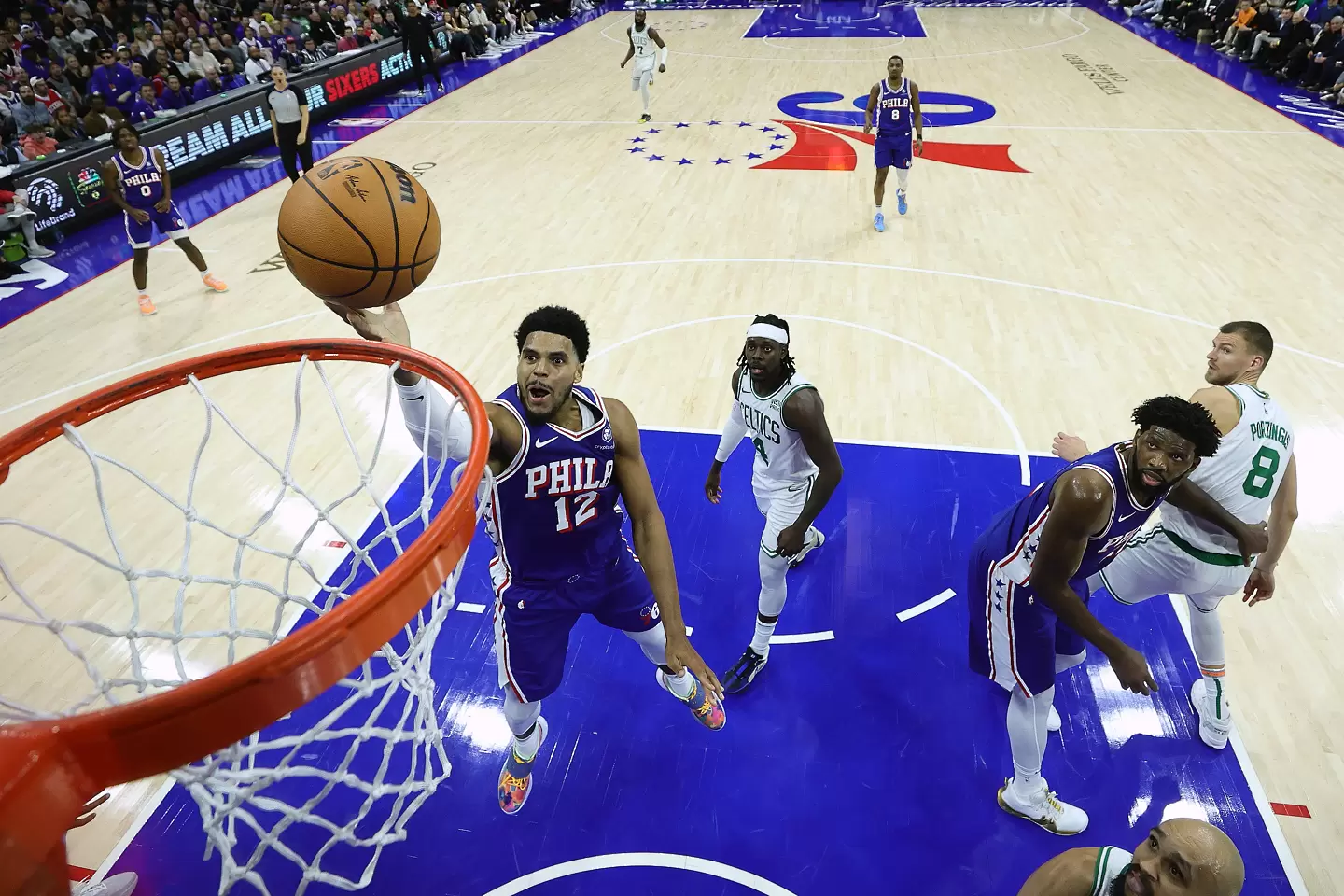 Филаделфия пречупи Бостън в първото дерби за сезона