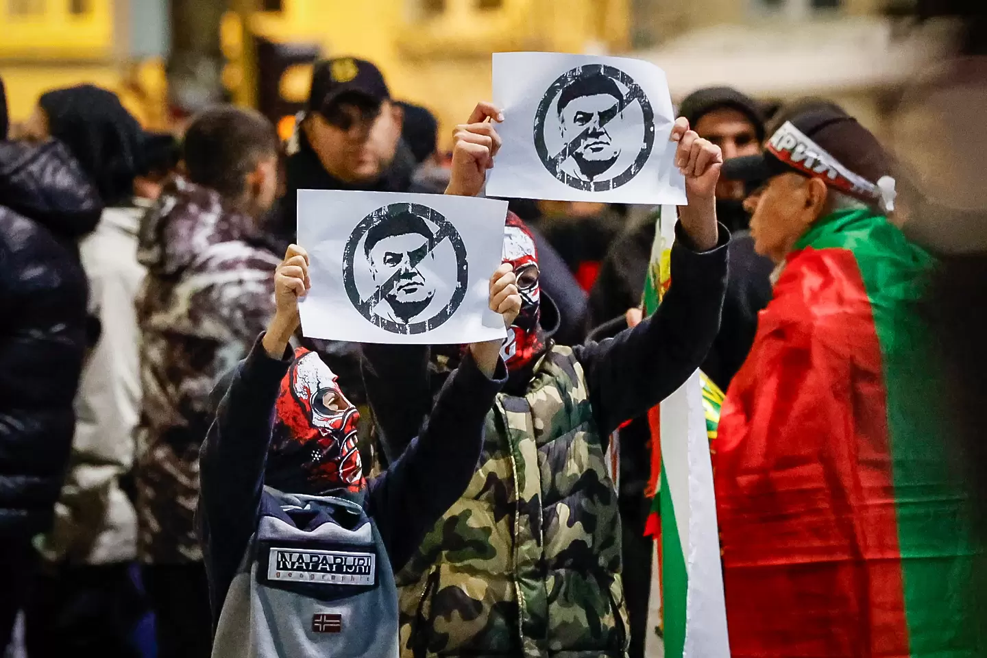 Фенове се събраха в Добрич на протест срещу БФС