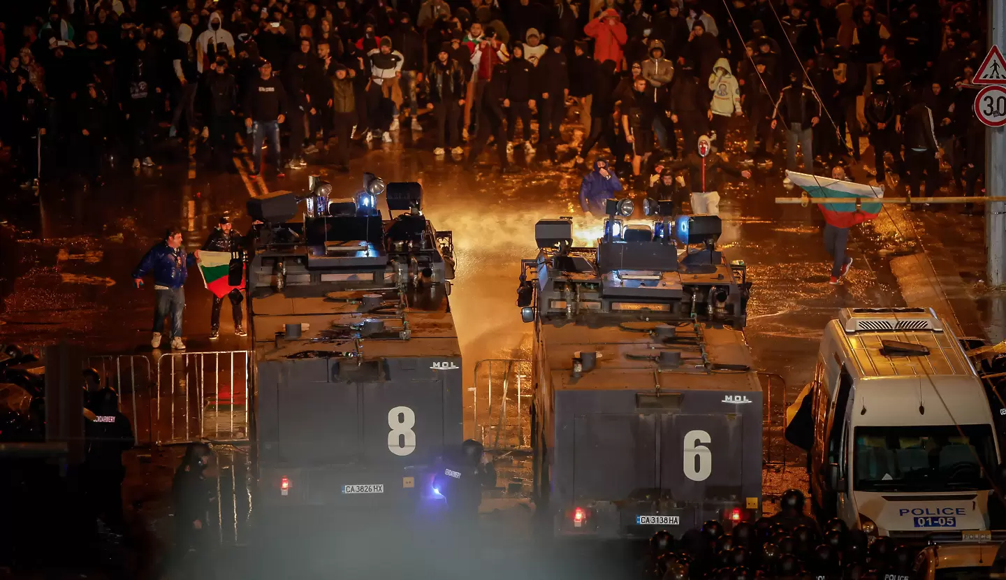 Министерството на младежта и спорта: Осъждаме всяка форма на вандализъм и превишаването на права на органите на реда