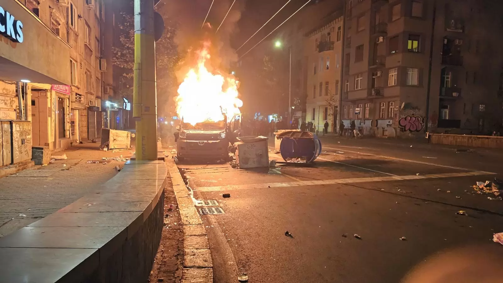Задържаха под стража 29-годишен, обвинен за палежа на полицейския бус, грозят го от 3 до 10 години затвор