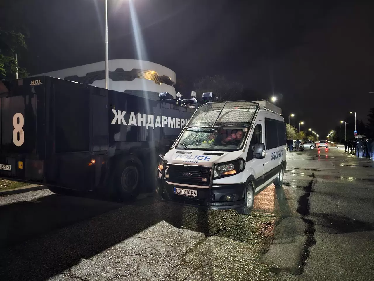 Полицията и водното оръдие чакат протест пред БФС