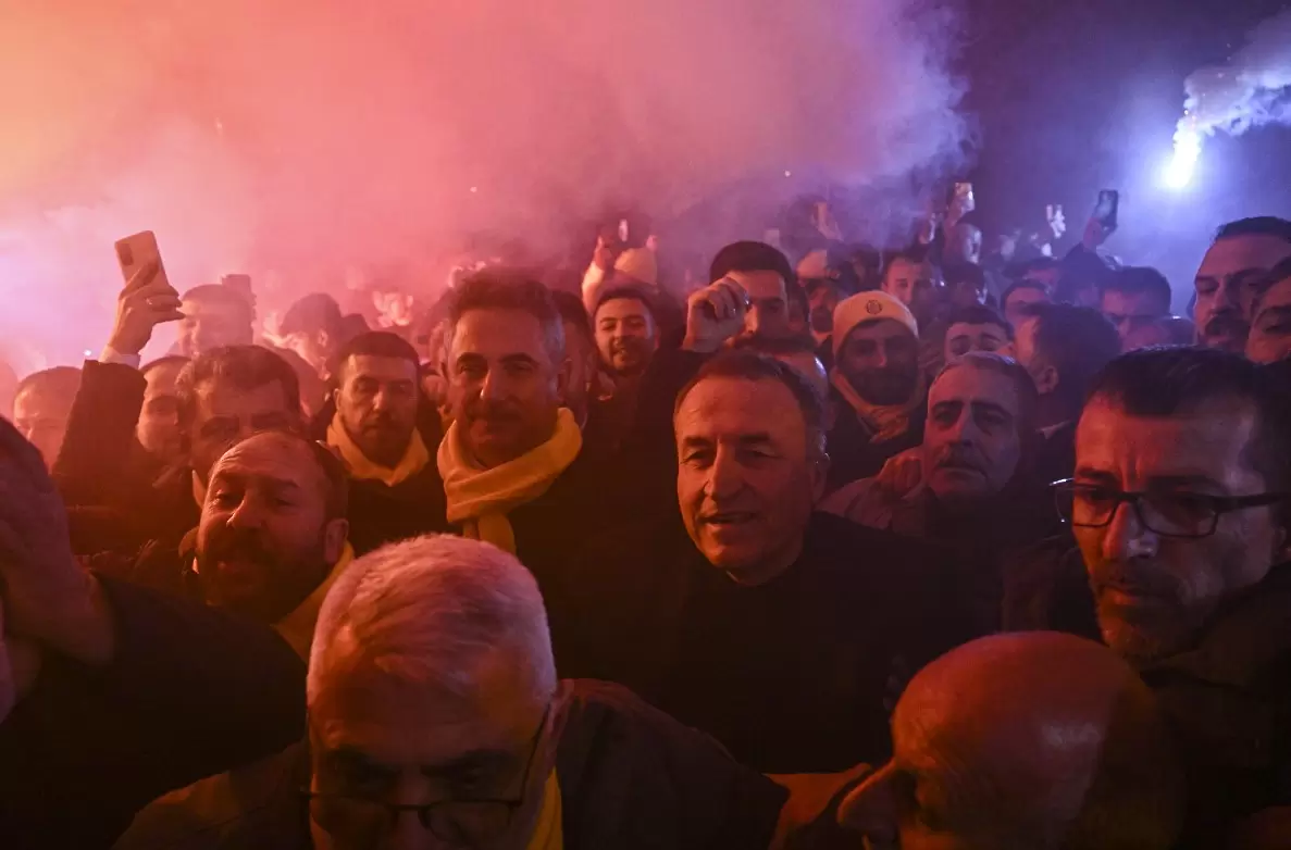 Феновете на Акарагюджю посрещнаха президента-побойник като крал (ВИДЕО)