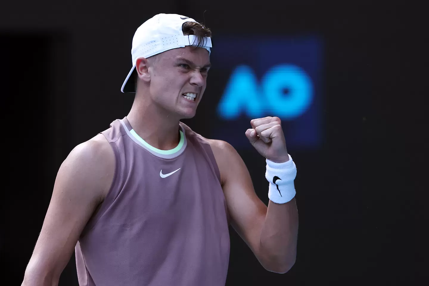 Холгер Руне срещна известни трудности на старта на Australian Open, но се класира за втория кръг