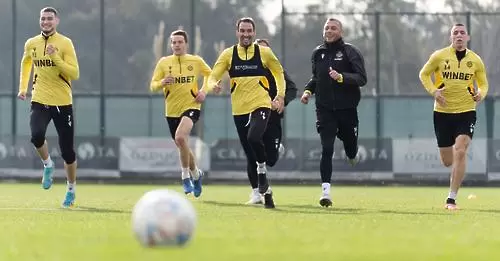 Играчи на Ботев Пд влязоха в Средиземно море преди поредната тежка тренировка в Турция