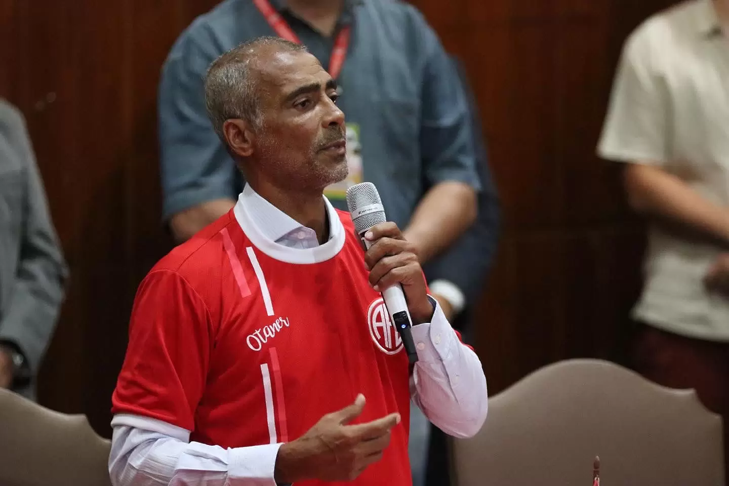 Президентът на Америка Рио де Жанейро Ромарио изнася реч (Arthur Lyrio / AFC)