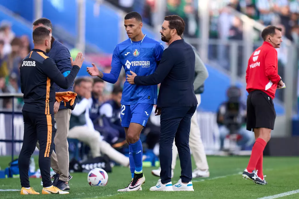 Мейсън Грийнууд се поздравява с Пепе Бордалас / Getty Images 