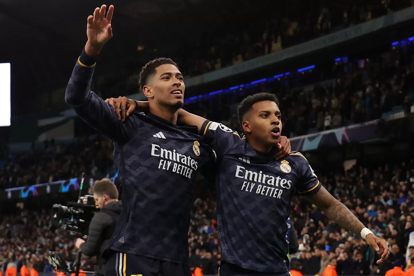 Джуд Белингам и Родриго празнуват победата на Реал Мадрид срещи Манчестър Сити / Getty Images